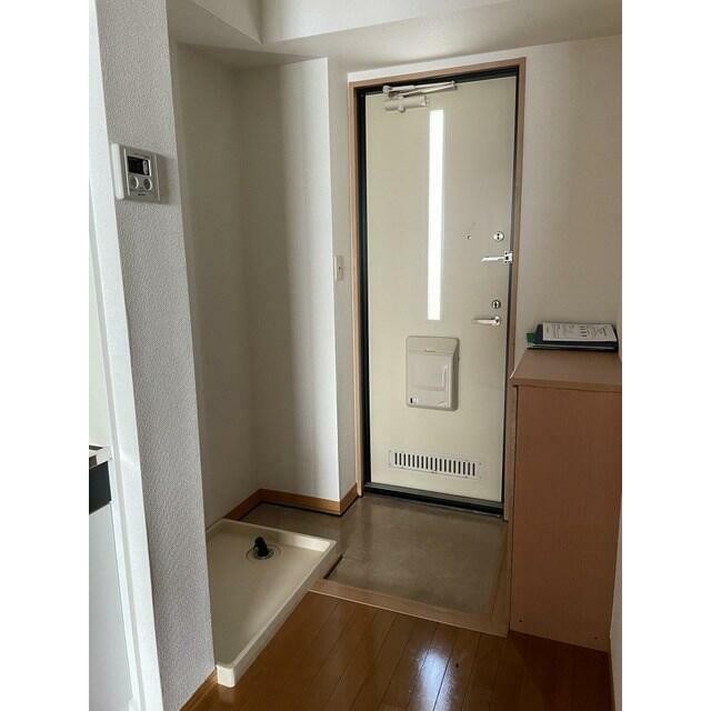 ※写真は、同タイプ103号室のものです。(玄関)