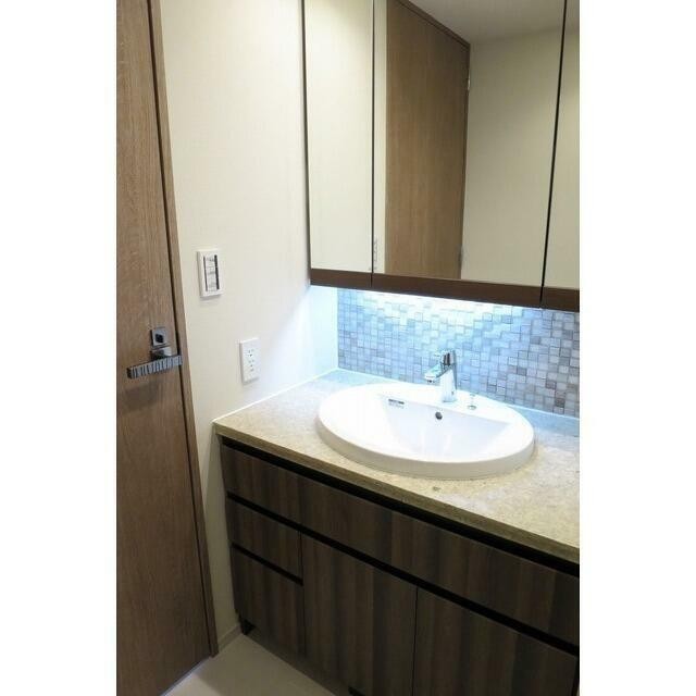 朝の身支度に便利な三面鏡洗面台(内装)