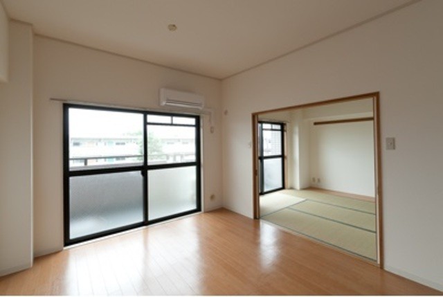 ※写真は同タイプ住戸です。(居間)