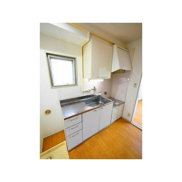 窓付きのキッチン(キッチン)