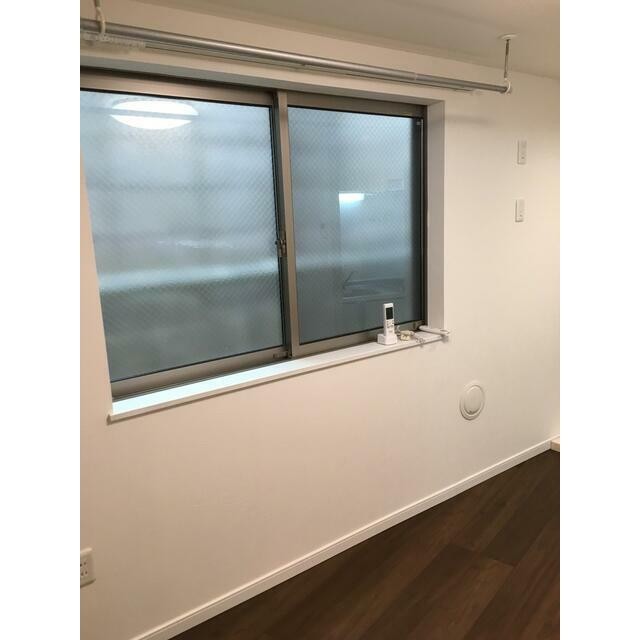 窓の外は擁壁です。眺望無し