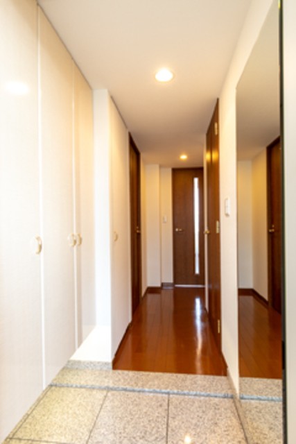 ※写真は同タイプ住戸です。(玄関)