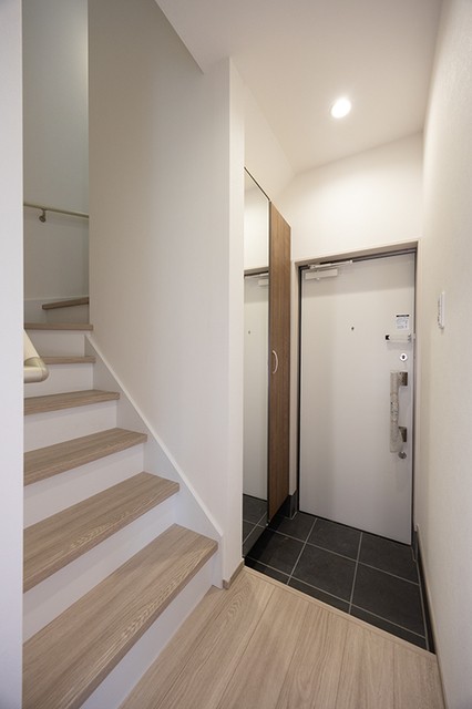 ※写真は同タイプ住戸です。(玄関)