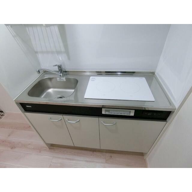 一人暮らしに丁度いいサイズ、お手入れ楽々のIHキッチンです！(キッチン)