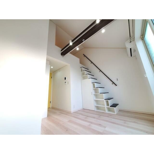 天井が高く開放感があります！(居間)