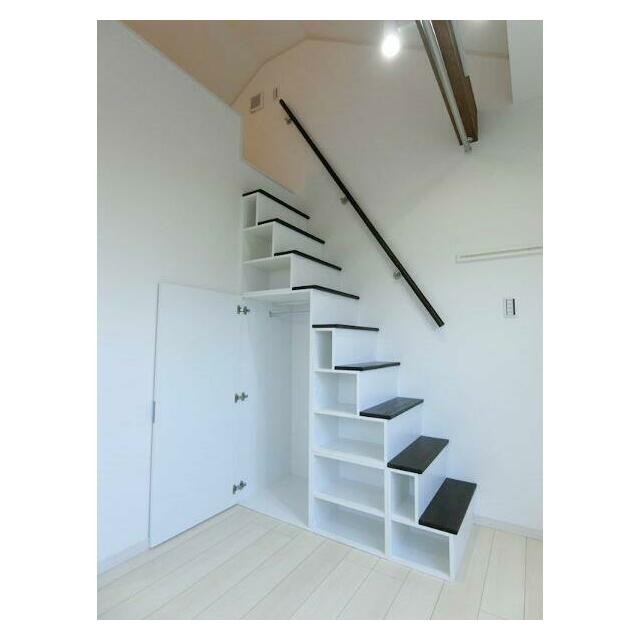 ロフトへは階段で楽々上り下り♪側面はオシャレな収納になっています！(内装)