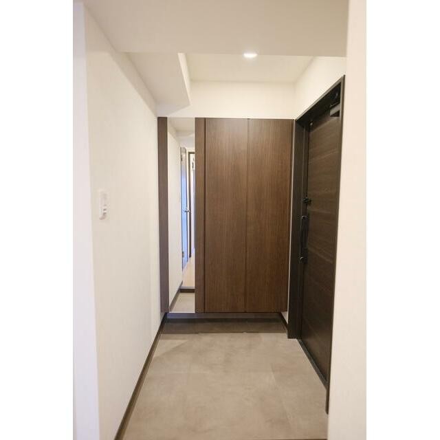 同物件他号室のため、室内フローリング等配色が異なります。(玄関)