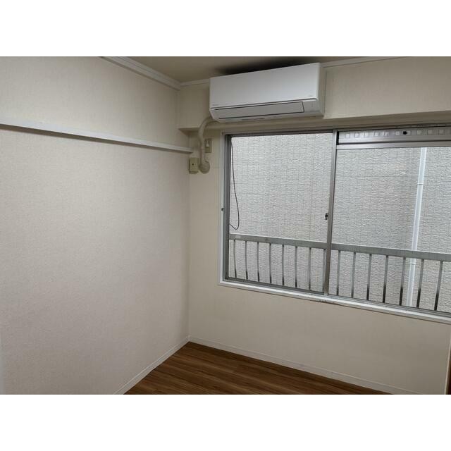 室内様子、明るいお部屋、南向き窓。新品エアコンを設定しました。(居間)