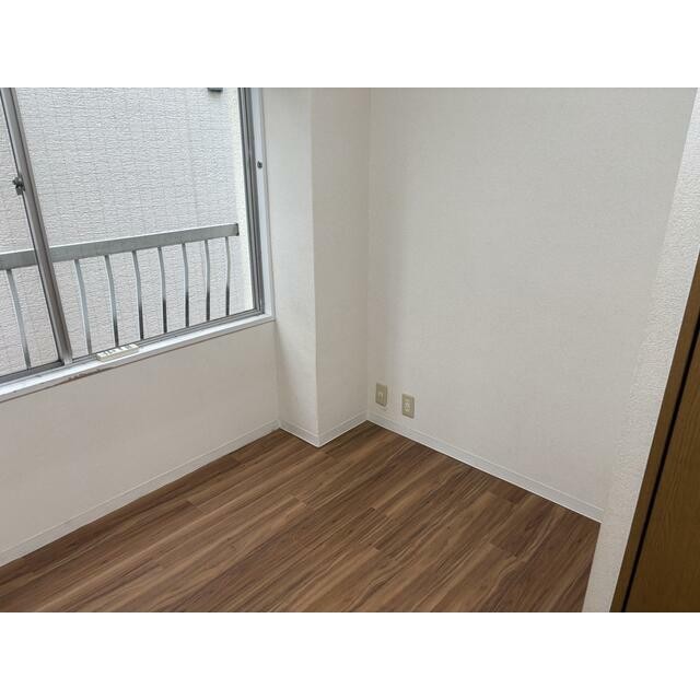 室内の様子、明かるいお部屋です。綺麗なフロアマットです。