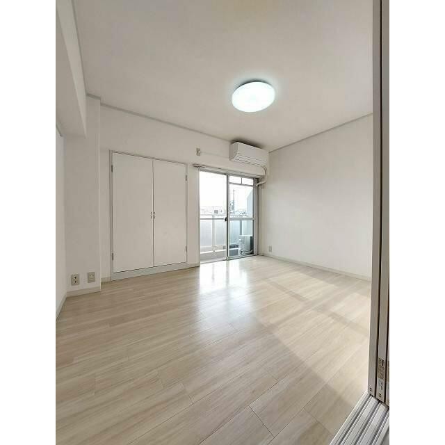 こちらのリビングで趣味の時間をお楽しみください(居間)