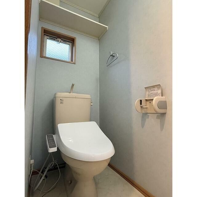 温水洗浄暖房便座付き！上部収納棚もあります♪(内装)