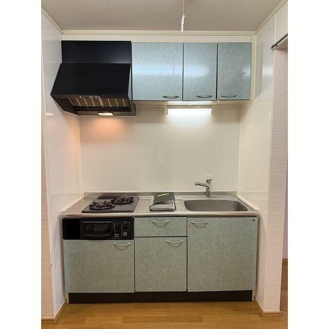 2口ガスコンロ・グリル付システムキッチンです♪料理スペースもあります！(キッチン)