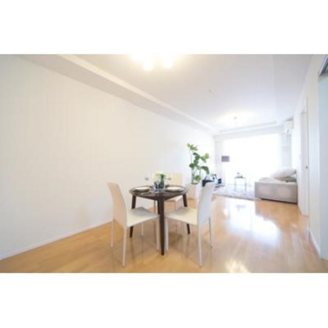 ※写真は同タイプ住戸です。(居間)