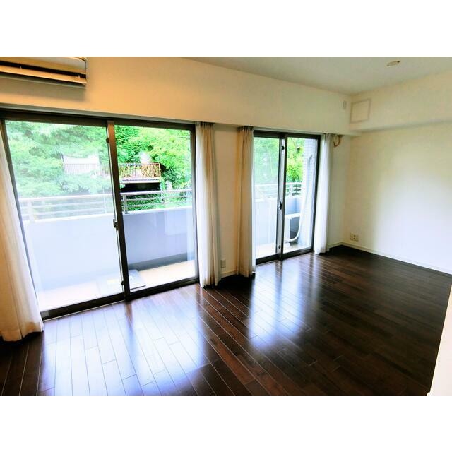 広々としたリビング(居間)