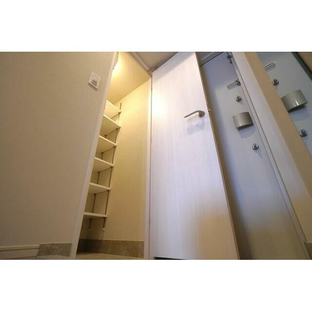 ※写真は同タイプ住戸です。(玄関)