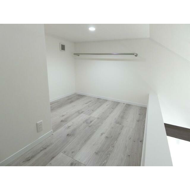 階段で上がれるロフトは、大型収納や寝室として活躍しそうです！