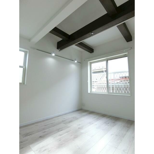 白木目で明るい室内は梁（はり）のある吹抜けがオシャレ♪(居間)