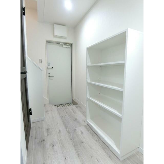 容量大きめのシューズボックスは棚の高さが調節可能！ブーツも入ります！(玄関)