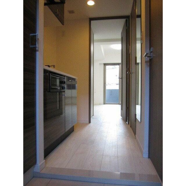 玄関入ると人感センサー付き照明が照らしてくれます☆(玄関)