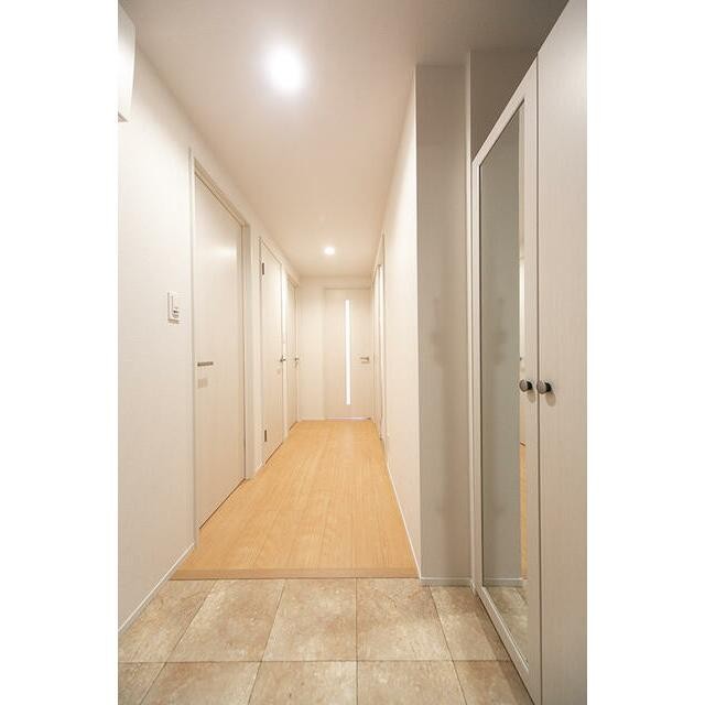 ※写真は同タイプ住戸です。(玄関)