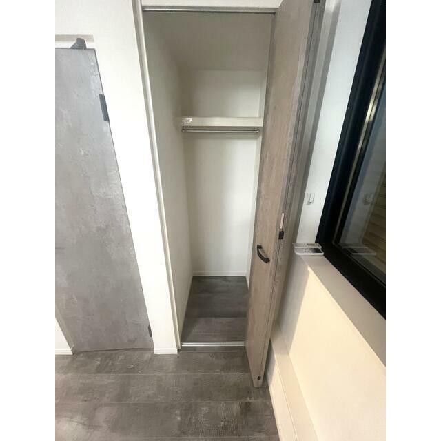 ハンガーラック設置の為、お洋服が掛けられます◎(内装)