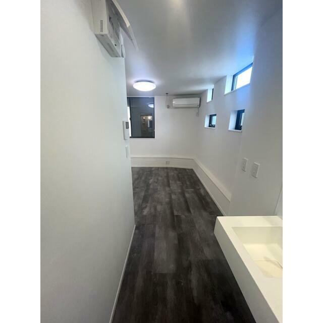 天井が高く、開放感のある居室◎圧迫感が少なく、実際の広さ以上にゆとりを感じられる空間です♪