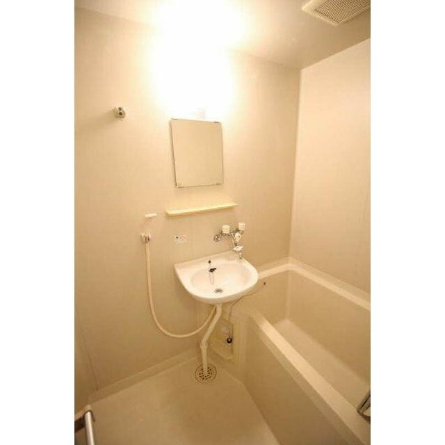 【浴室】洗面器・シャワーが付いています。(風呂)