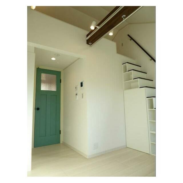 パステルカラーのドアは輸入しています！ロフトヘは階段式で上り下り安心♪