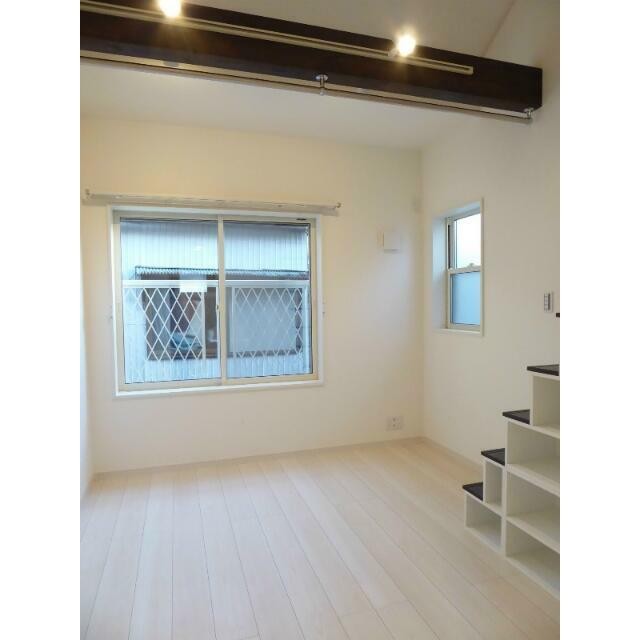 白が基調の明るい室内は、梁（はり）がアクセントでお洒落です♪(居間)