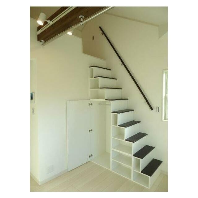 ロフトへは階段で楽々上り下り♪側面はオシャレな収納になっています！(内装)