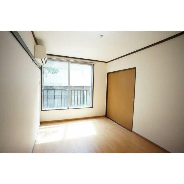 エアコン付き洋室5．6帖。南向きのお部屋です。