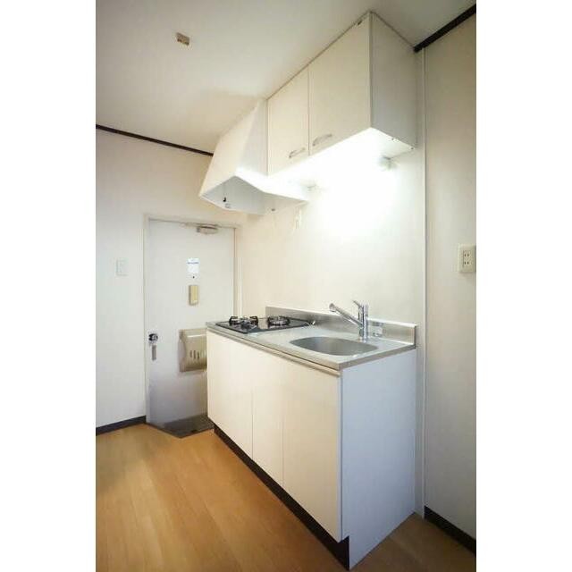 2帖のキッチンスペース。室内洗濯機置場有り。(キッチン)