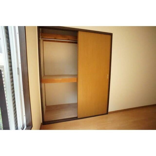 収納内ハンガーパイプ付き。(内装)