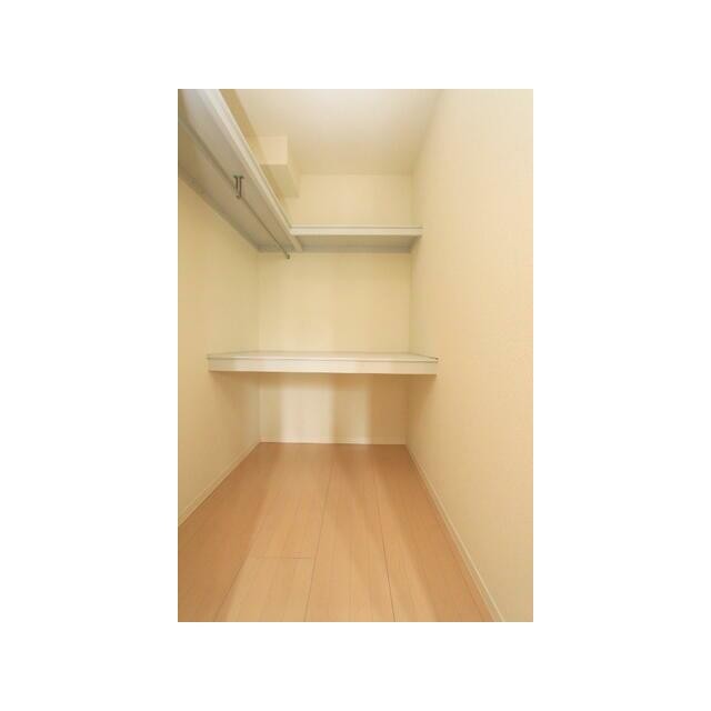 寝室にはウォークインクローゼットがついています(内装)