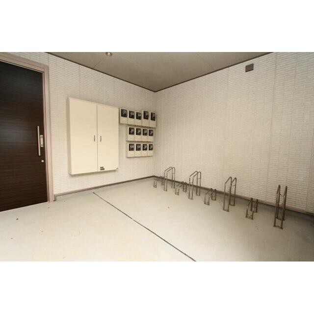 駐輪場は1世帯1台無料でご利用いただけます（ほかに有料のバイク置き場もあります）