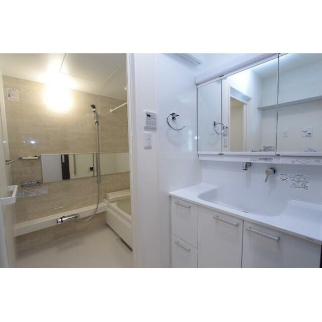 三面ミラーの独立洗面台(内装)