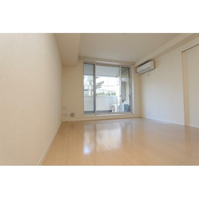 キッチン側から見たリビング(居間)