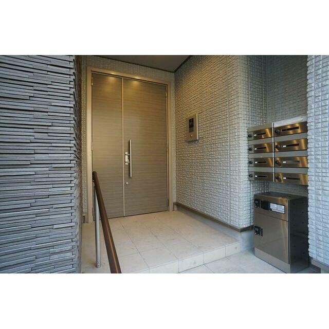 オートロック仕様の共用玄関！宅配ボックス付き☆(その他建物画像)