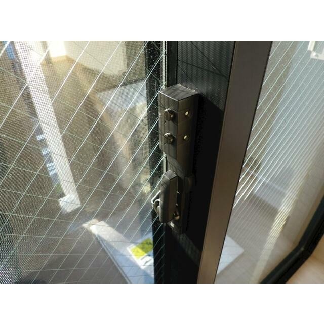 ボタン式クレセント錠