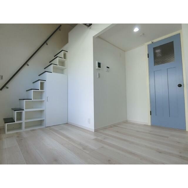 白が基調の明るい室内に、梁（はり）やドアがアクセントでお洒落です♪