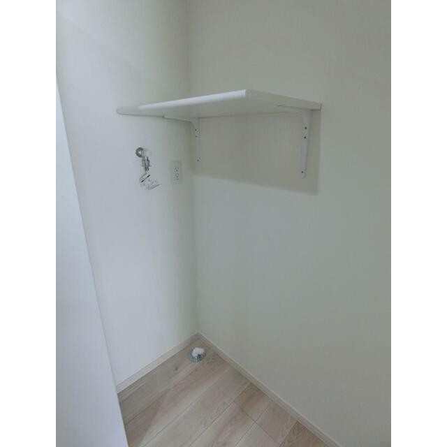 室内洗濯機置き場は便利な棚付き！