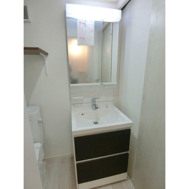 シャンプードレッサーが標準装備！朝の身支度が快適に♪(内装)