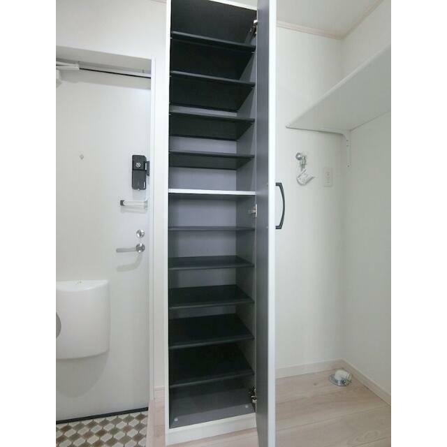 シューズボックスは棚の高さが調節可能でブーツも入ります！(玄関)