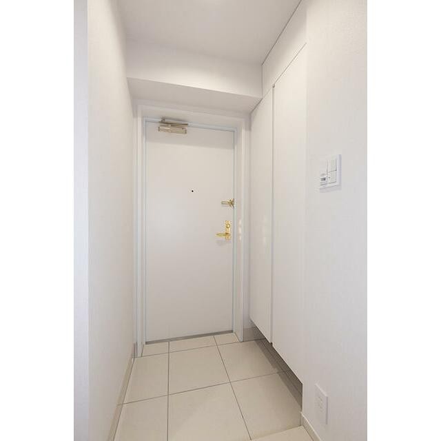 ※写真は同タイプ住戸です。(玄関)