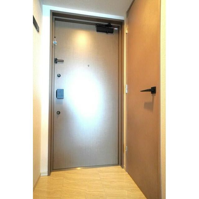 ※写真は同タイプ住戸です。(玄関)