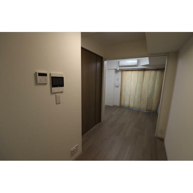 ※同物件他号室の写真となり、室内フローリング等配色が異なります。※本タイプにはルーフバルコニーがつい(居間)