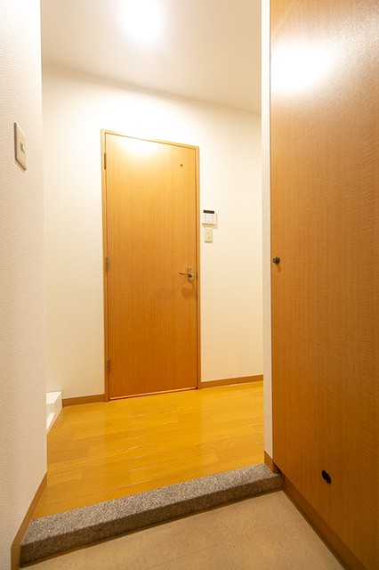 ※写真は同タイプ住戸です。(玄関)