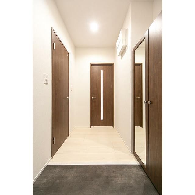 ※写真は同タイプ住戸です。(玄関)