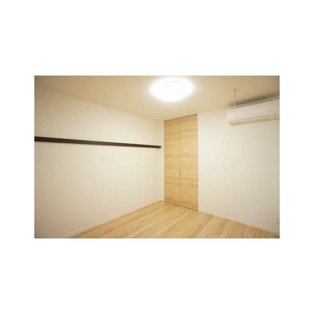 洋室には化粧幕板≪可動式フックレール≫が付いているので、お気に入りの洋服やポスター等が掛けられます。