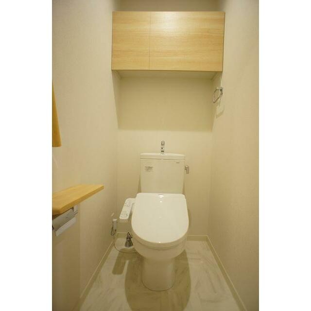 トイレは温水洗浄便座付！ ストック品の保管に便利な上部棚が備え付けられています。(内装)